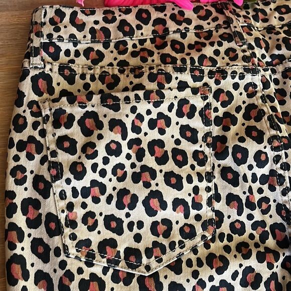 Code Bleu Petite Size Classic Mid Rise Shorts Size 30 Cheetah - Picture 5 of 11